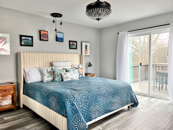 ห้องสวีทหลักกว้างขวางมีห้องน้ำในตัวและดาดฟ้าส่วนตัว ไฟเพดานก็เป็นพัดลมด้วย! 