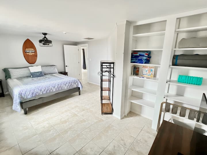 ห้องนอนหมายเลข 3 อยู่ชั้นล่างและมีที่เก็บเสื้อผ้ามากมายทีวีเตาผิงไฟฟ้าและวิวทะเลสาบที่ยอดเยี่ยมอย่างน่าประหลาดใจ! 