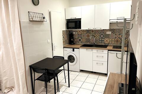 Superb studio, fully equipped with free parking.