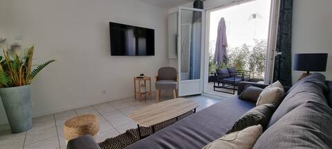 Only 150ft from the Castle ! Netflix-Terrace-AC