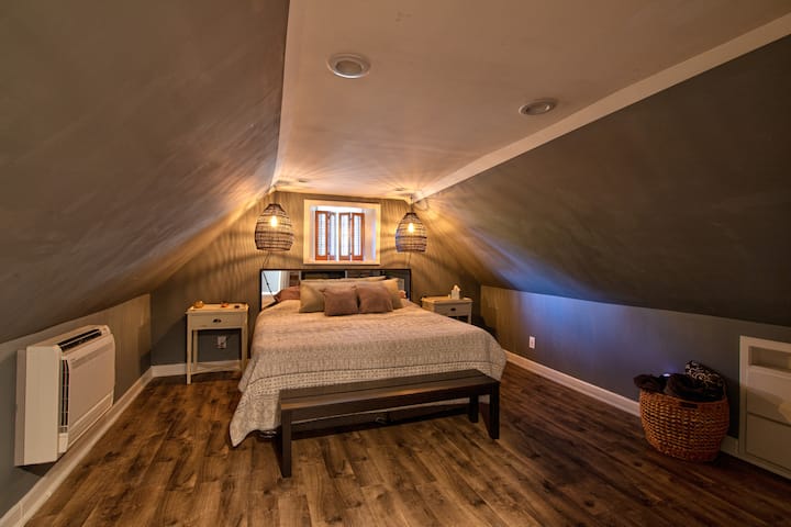Ce matelas king-size offrira un sommeil confortable pour toute personne ayant besoin d'un bon repos. Le 2e étage dispose de climatiseurs qui vous donnent la possibilité de choisir la température dont vous avez besoin pour passer une excellente nuit de sommeil. 