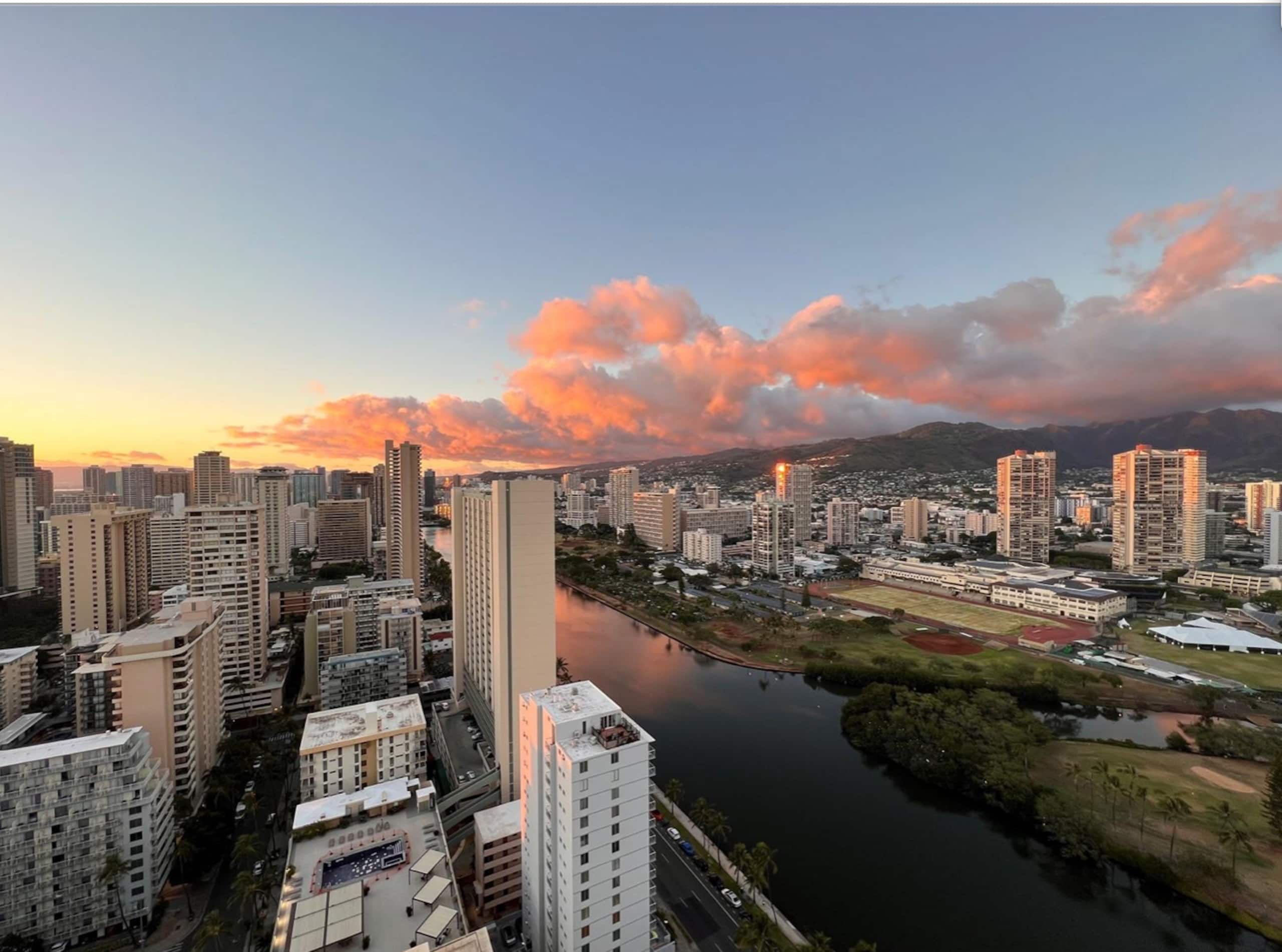 Condo in Honolulu · ★4.94 · Studio · 1 bed · 1 private bath - Image 35
