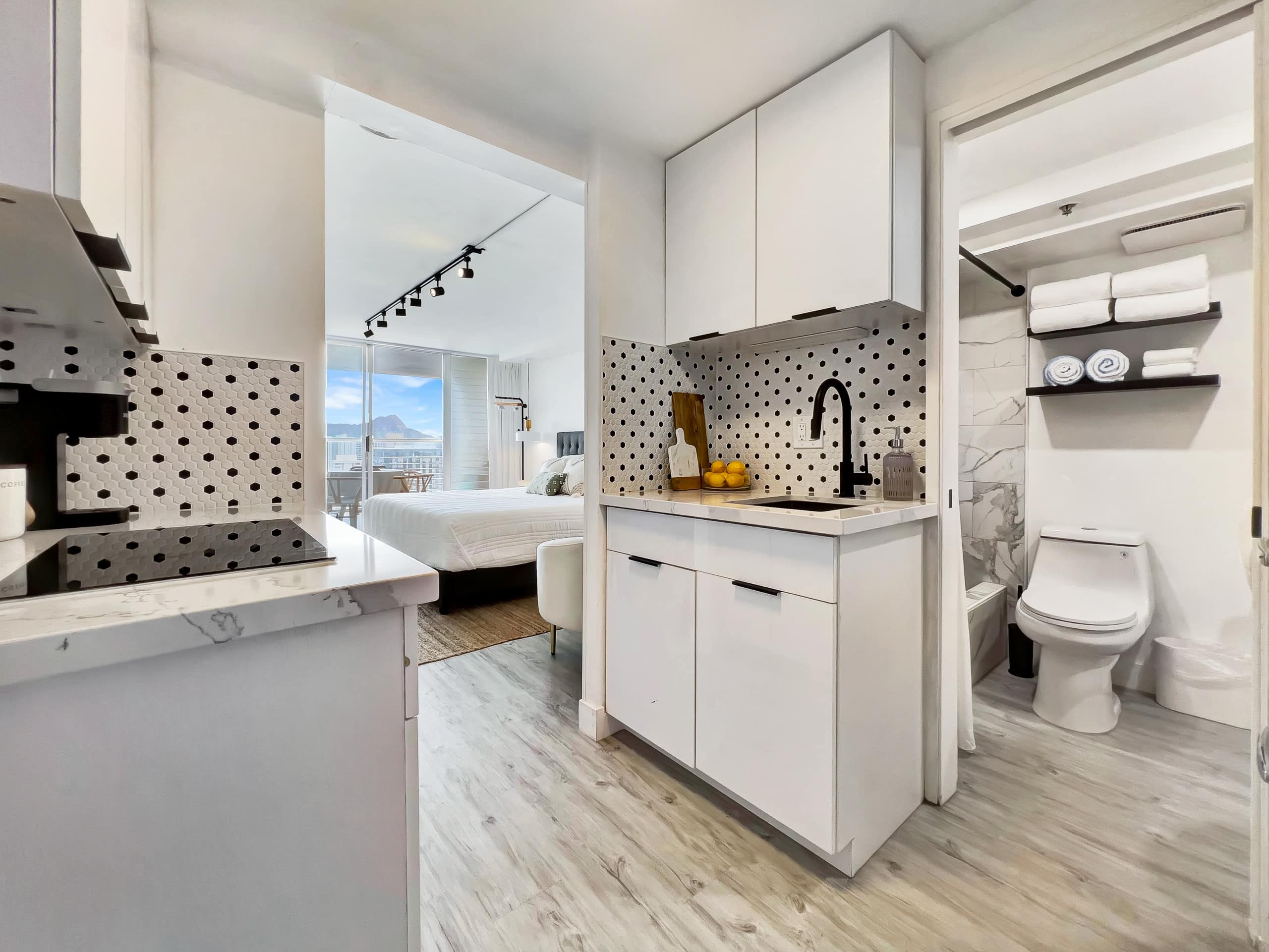 Condo in Honolulu · ★4.94 · Studio · 1 bed · 1 private bath - Image 6