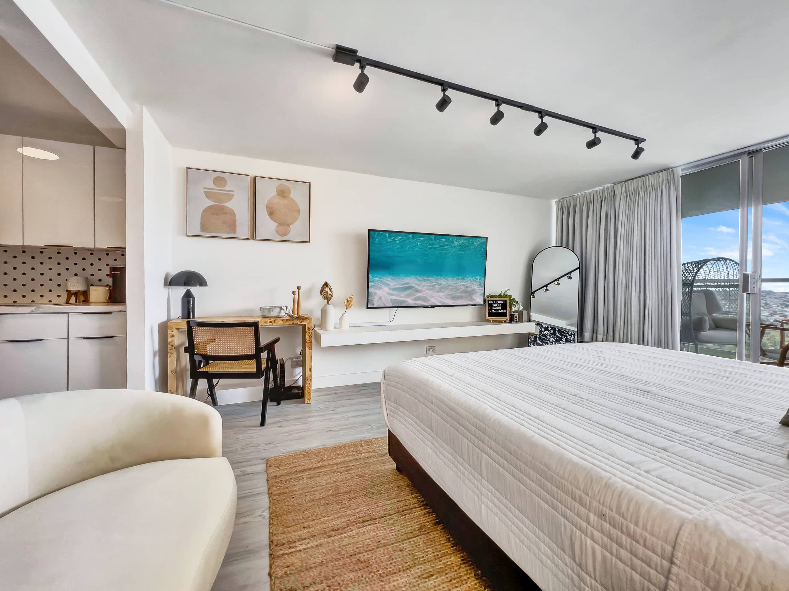 Condo in Honolulu · ★4.94 · Studio · 1 bed · 1 private bath - Image 30
