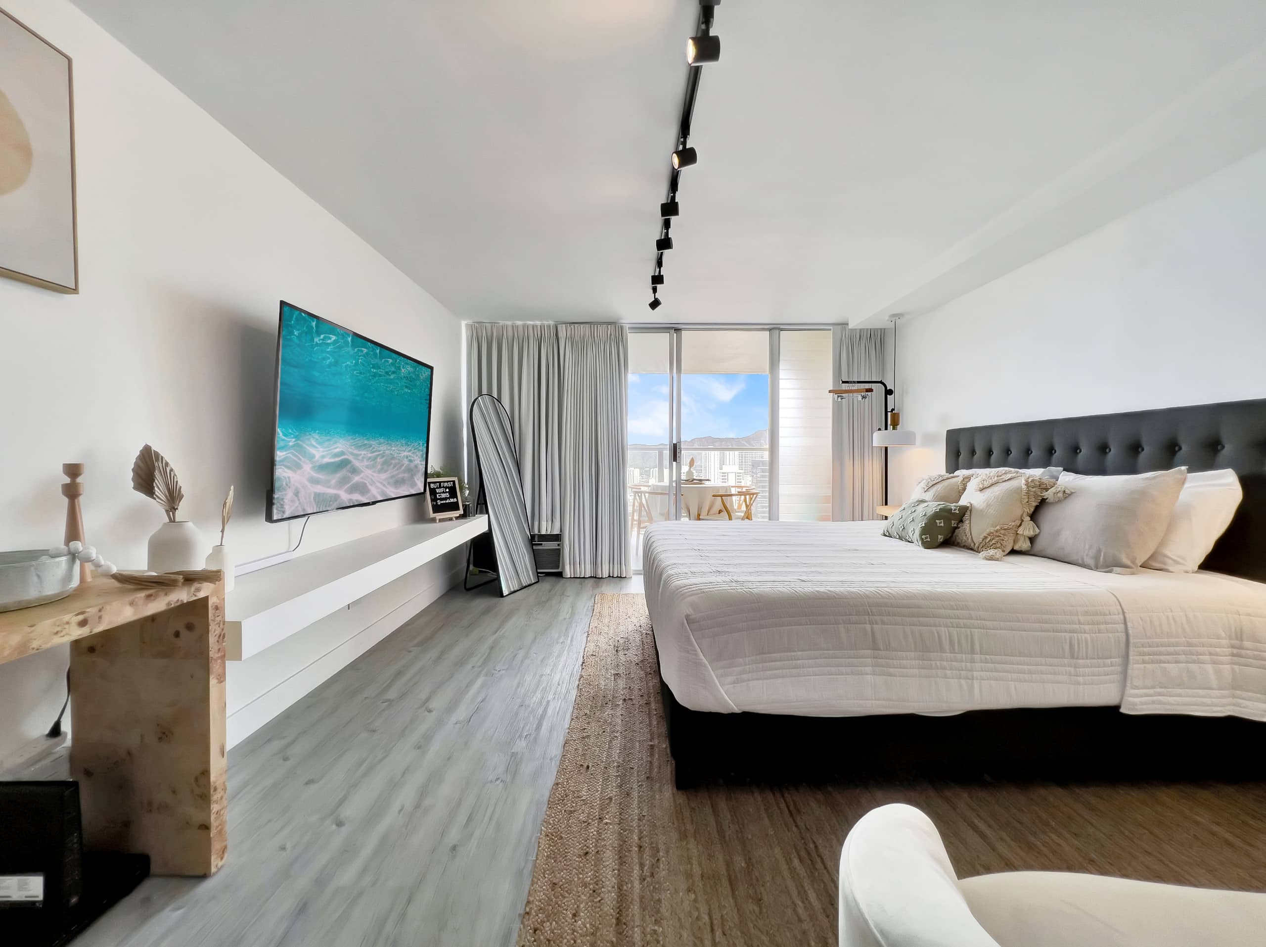 Condo in Honolulu · ★4.94 · Studio · 1 bed · 1 private bath - Image 31
