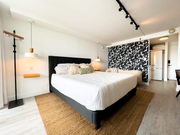 King sized bed with memory foam.  Suitable and comfortable for a honeymoon couple or any couple