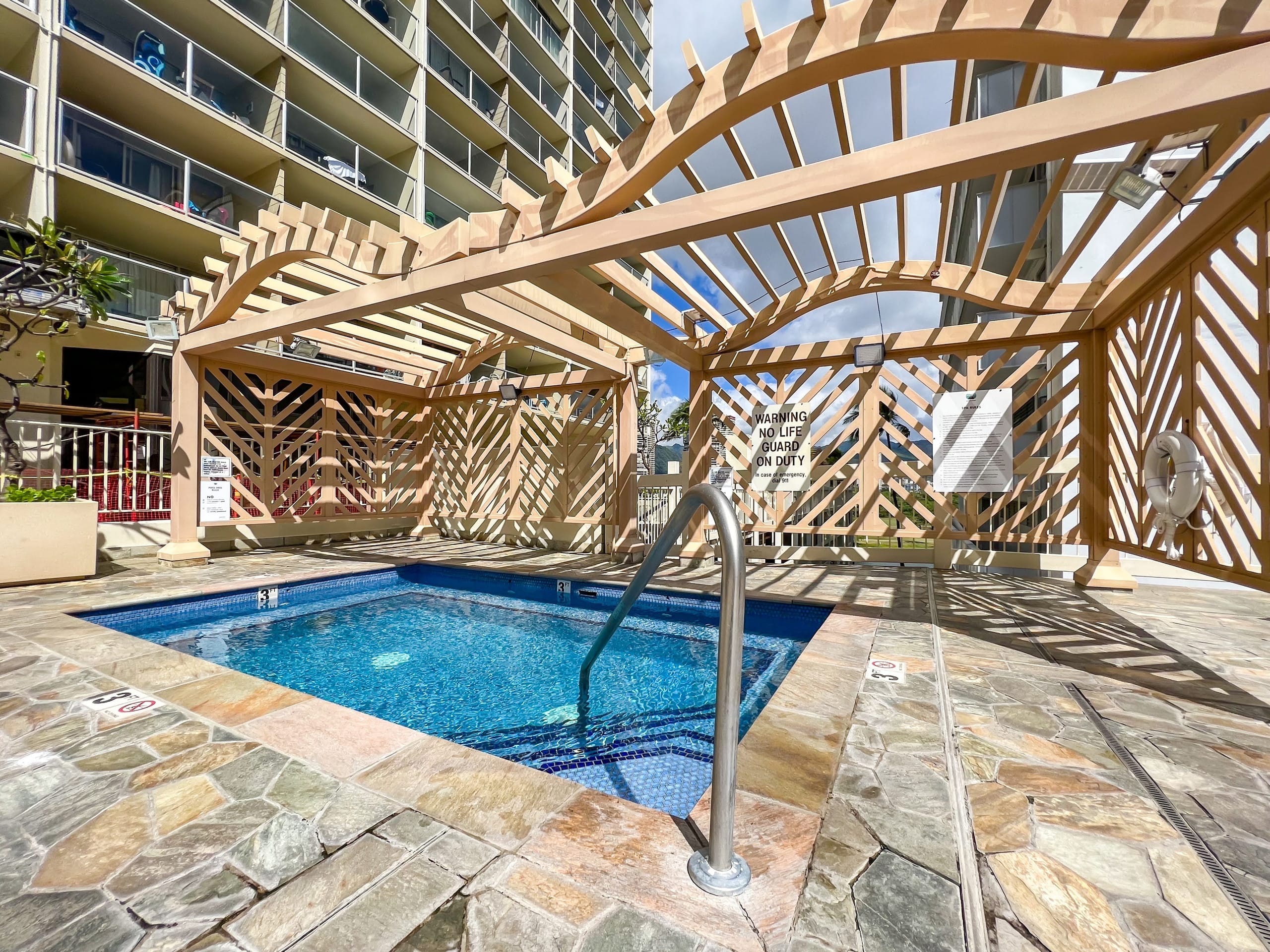 Condo in Honolulu · ★4.94 · Studio · 1 bed · 1 private bath - Image 28