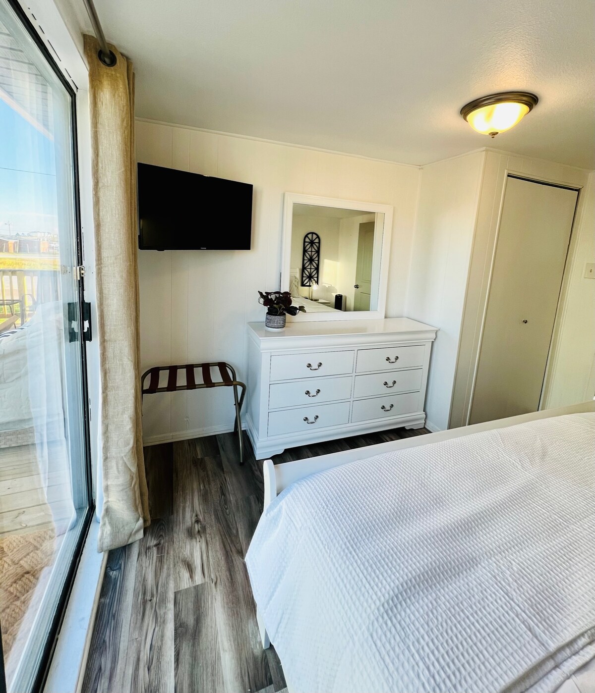 Კომოდი და კარადა ნივთების შესანახად.