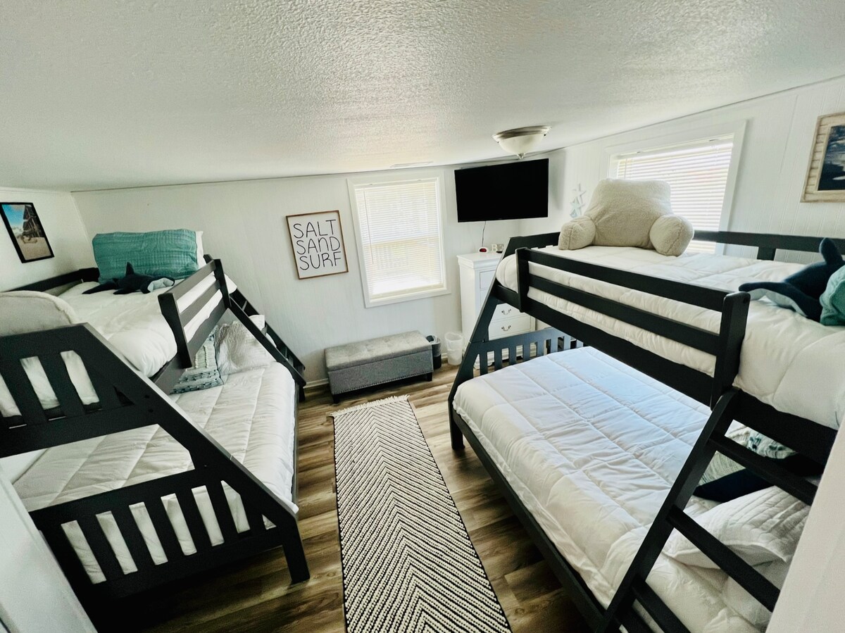 Მეორე საძინებელი ორი ორსართულიანი საწოლით. Ორადგილიანი ლეიბი სრული ლეიბის თავზე. 