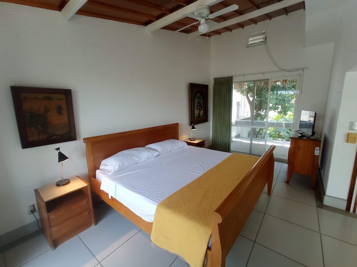 חדר שינה 1 עם מיטת קינג סייז, ג'קוזי, חדר רחצה ושירותים, טלוויזיה חכמה ומרפסת 