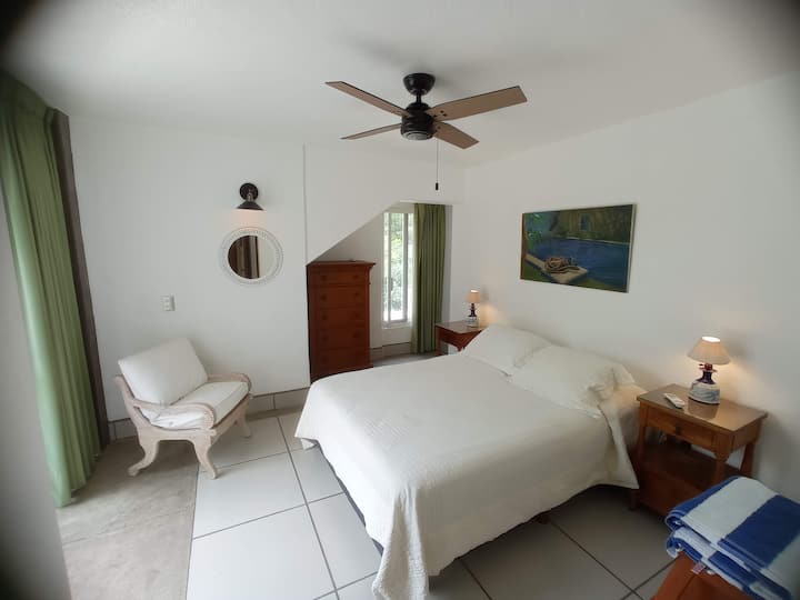 חדר שינה 3 עם מיטה זוגית, חדר אמבטיה ושירותים ונוף לבריכה