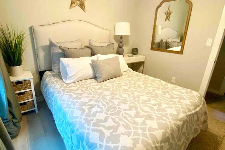 Kitanda kipya cha starehe cha ukubwa wa jukwaa lenye godoro jipya la povu la kumbukumbu. Kabati la kujipambia na kabati la nguo.