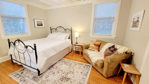 Popular Airbnb listing: The Fig: downtown cottage suite w/ free parking in Historic Glenwood Brooklyn