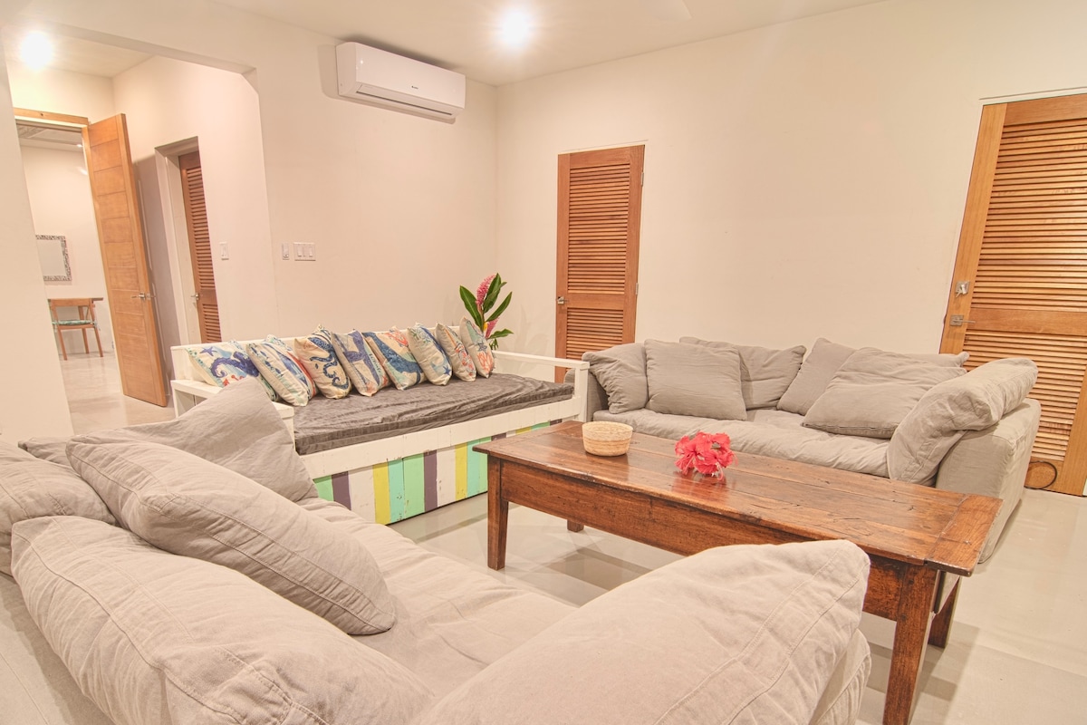 พื้นที่ดูหนังด้านล่างพร้อมเตียงที่มีขาติดล้ออยู่ตรงกลางผ่อนคลายและเพลิดเพลินกับภาพยนตร์ที่มีพื้นที่ว่างมากมายโซฟาของเราเหมือนนั่งอยู่บนก้อนเมฆ 