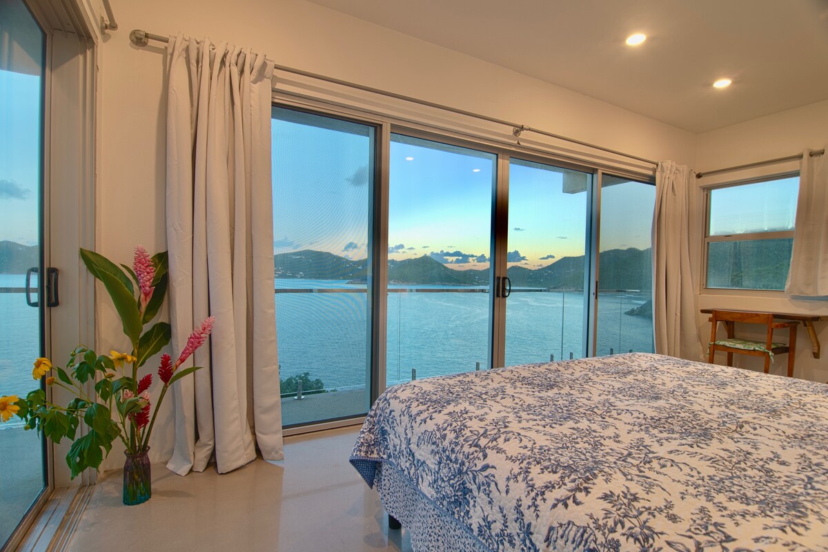 ห้องนอนริมสระว่ายน้ำชั้นล่างมองเห็นวิวชายฝั่งตะวันออกของทอร์โตลา