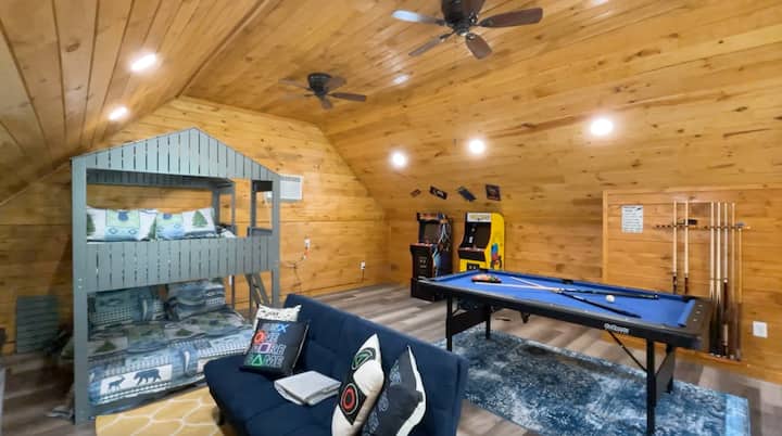 Loft sahəsi/oyun otağı və 3-cü yataq otağı hər yaşda olan uşaqları uzun müddət saxlamaq üçün nəzərdə tutulub. Çəki tutumu-Upper Çarpayı: 300 funt; Çəki tutumu - Çarpayı: 400 funt.