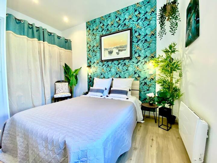 Chambre 2: 1 lit double , déco thème « jardin tropical » 