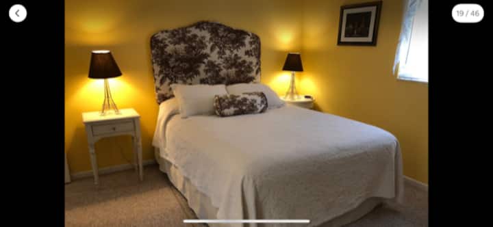 חדר שינה ראשי עם מיטת קווין סייז.