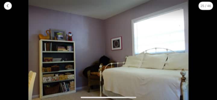 חדר שינה שני עם מיטה נפתחת. 