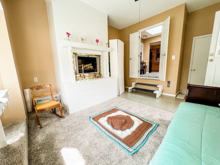 Hiki ni chumba kilichotengwa kwa ajili ya watoto.  Ina kitanda kidogo ambacho kinaweza kulala watu wawili.  Tuna vitu kadhaa vya kuchezea, vitabu na vitu vya kucheza ili watoto wafurahie.  Ina meko isiyofanya kazi.  