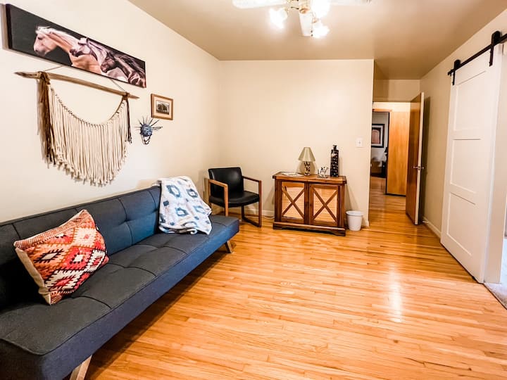 Chumba maalumu cha kuepuka umati wa watu, kulala kidogo au kusoma kitabu.  Kitanda cha futoni kwa ajili ya sehemu ya ziada ya kulala.  