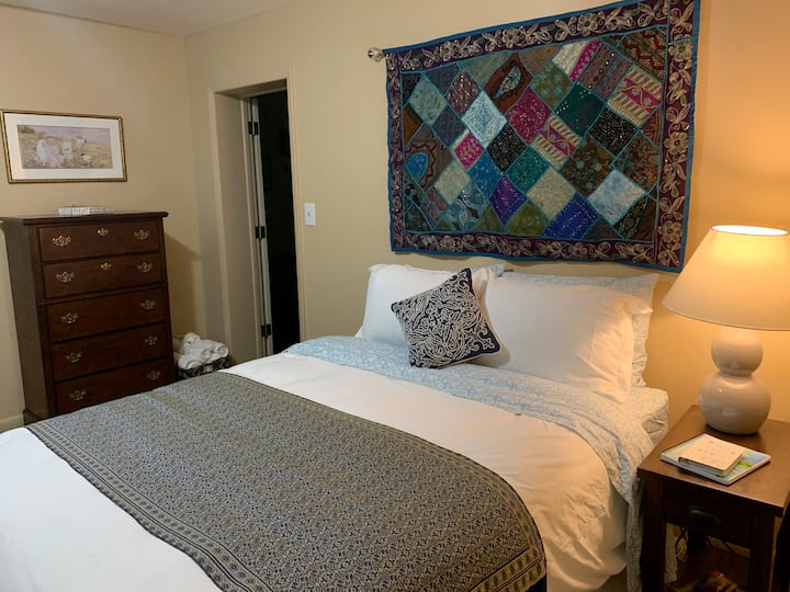 Chumba kikuu cha kulala kina kitanda cha ukubwa wa malkia, kabati kubwa la kujipambia, kiti na meza yenye mwangaza wa asili kwa ajili ya kusoma au kufurahia muda wa utulivu,. Bafu kuu lililounganishwa na chumba hiki lina sehemu nyingi za kabati pamoja na chumba cha kulala.