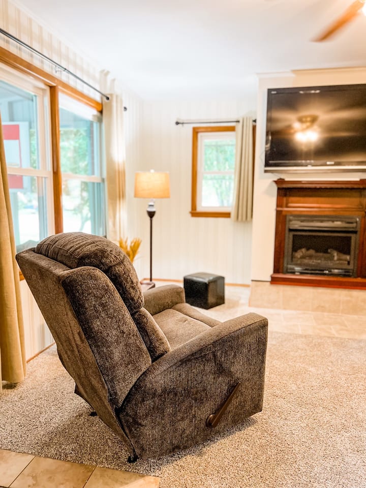 Chumba chetu cha familia ni chumba kikubwa na chenye nafasi kubwa chenye televisheni kubwa ya skrini, inayozunguka sofa ambayo itakaribisha watu tisa.  Pia kuna meza kubwa kwa ajili ya michezo, mafumbo, na meza ya michezo ya kubahatisha kwa ajili ya ushindani.