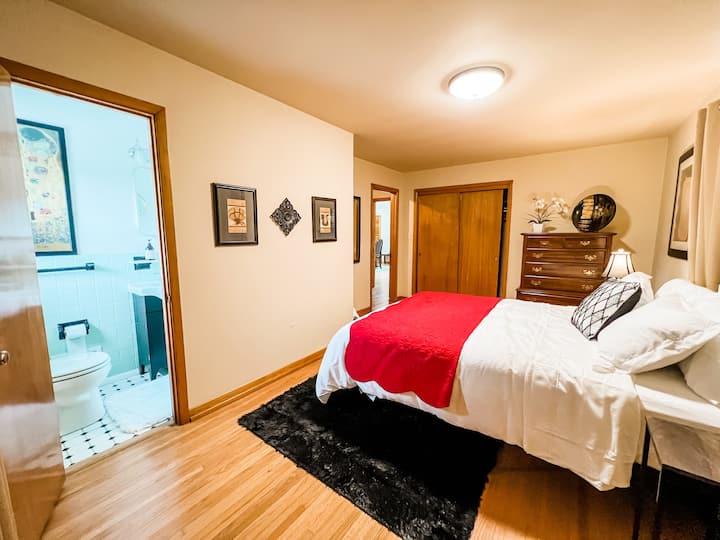 Chumba cha kulala cha Asia na bafu. 