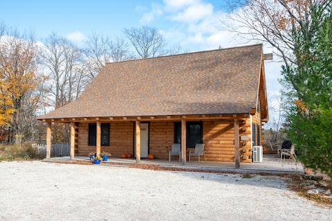 3 Bed, 2 bath log cabin in Sister Bay w/ fire pit