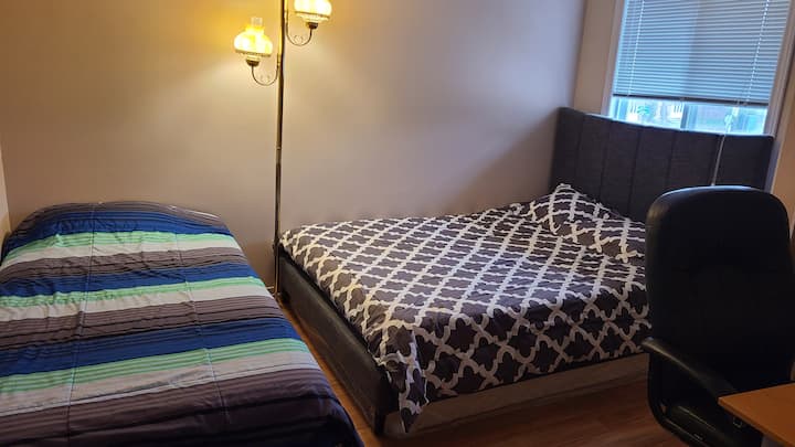 غرفة النوم الثالثة - سرير كبير وسرير مفرد