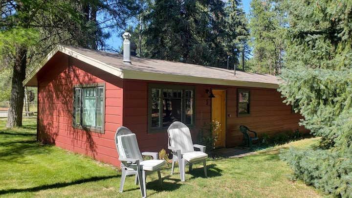 Cheerful two bedroom cabin, great central location