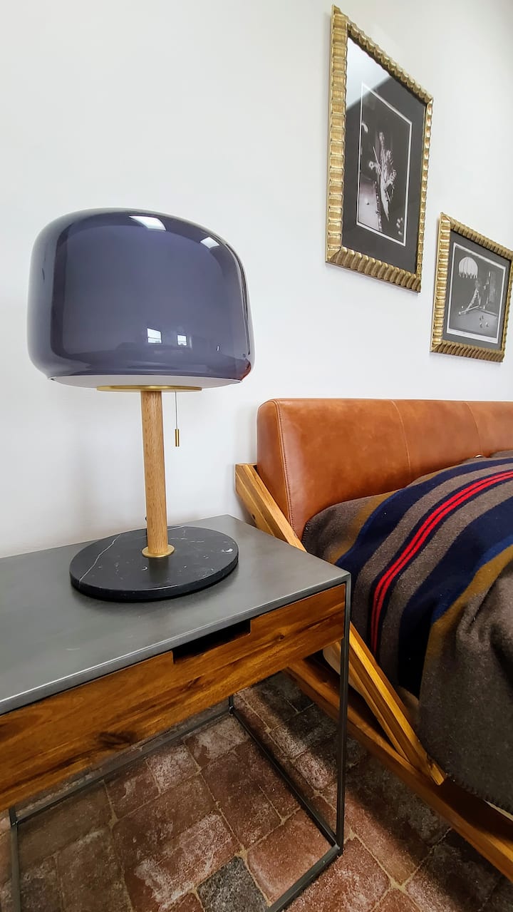 前厅的床头柜和灯，配有加大双人床和拉出沙发。 