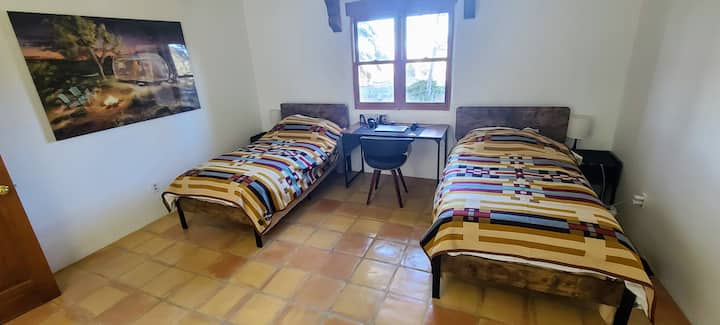 双人床和书桌卧室。 