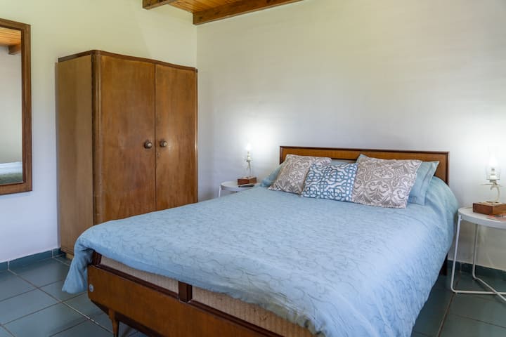 Lit queen size dans la chambre principale / Queen size bed in the main bedroom
