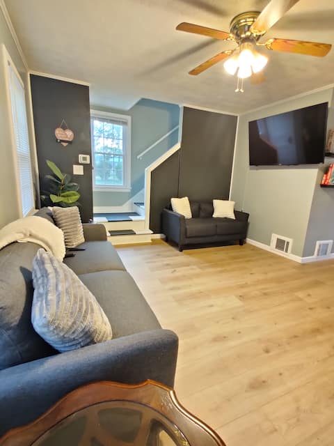 Charming & Cozy near Downtown ~ King Bed ~ Parking