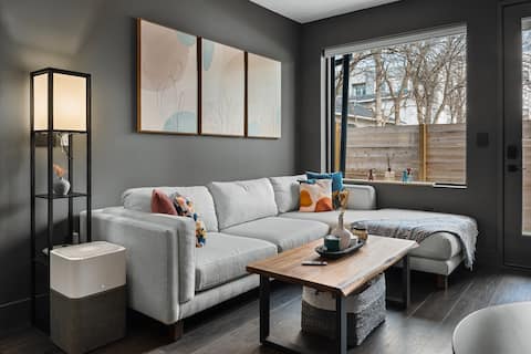 Successful Airbnb property: Modern Nomad Retreat | WFH & Close to Dwntwn in Chestnut