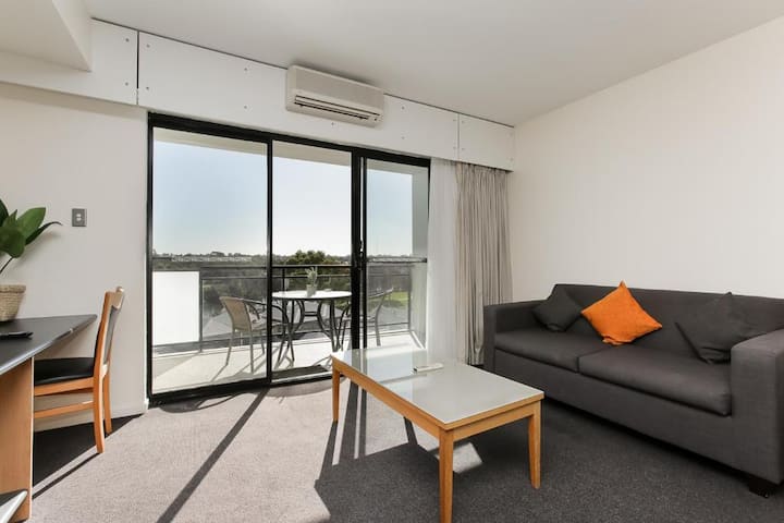 Lovely One-bedroom Apartment Close To The River - Bassendean