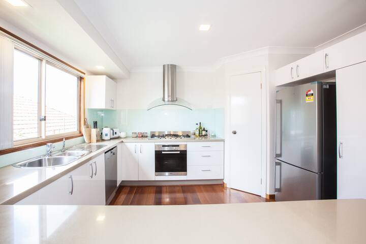 Executive Three Bedroom Home in Hamilton gallery image 2