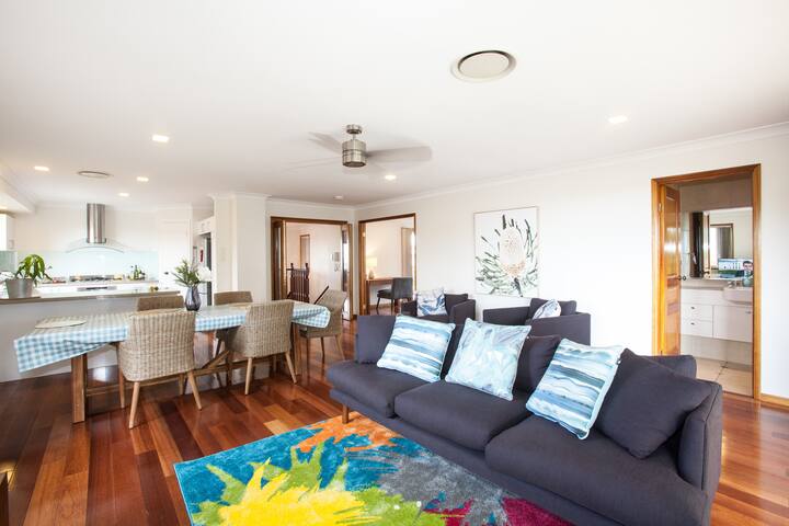 Executive Three Bedroom Home in Hamilton gallery image 3