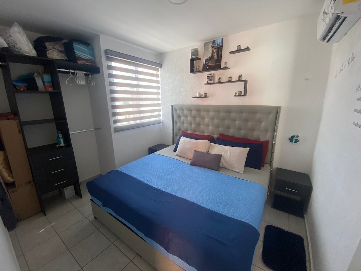 ห้องนอนตกแต่งครบครัน
พร้อมเครื่องปรับอากาศ