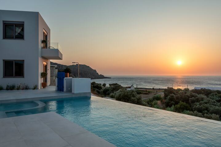 Magnificent Brand New Villa in Sfinari gallery image 3