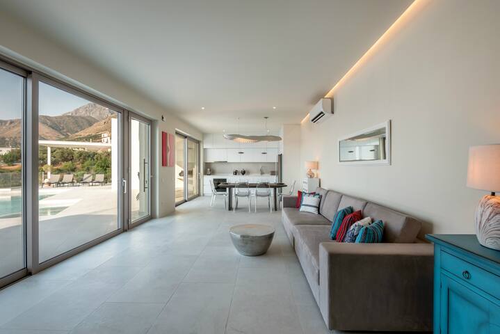 Magnificent Brand New Villa in Sfinari gallery image 4