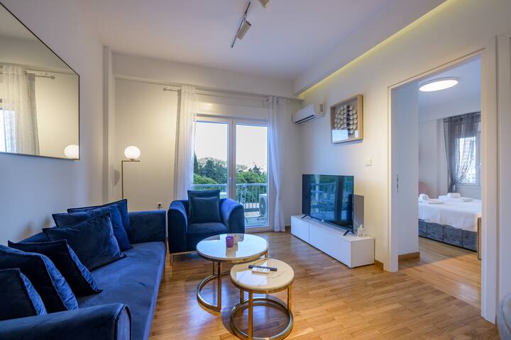 Lush Sapphire apt. steps from Acropolis & Plaka!