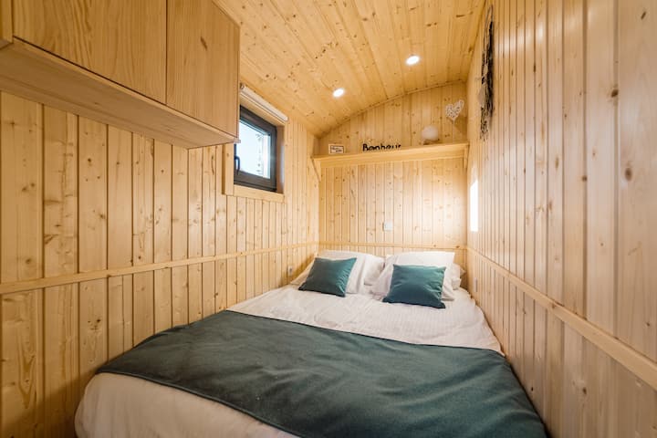 Room with 2 seater cocooning bed (140x200), high-end mattress
