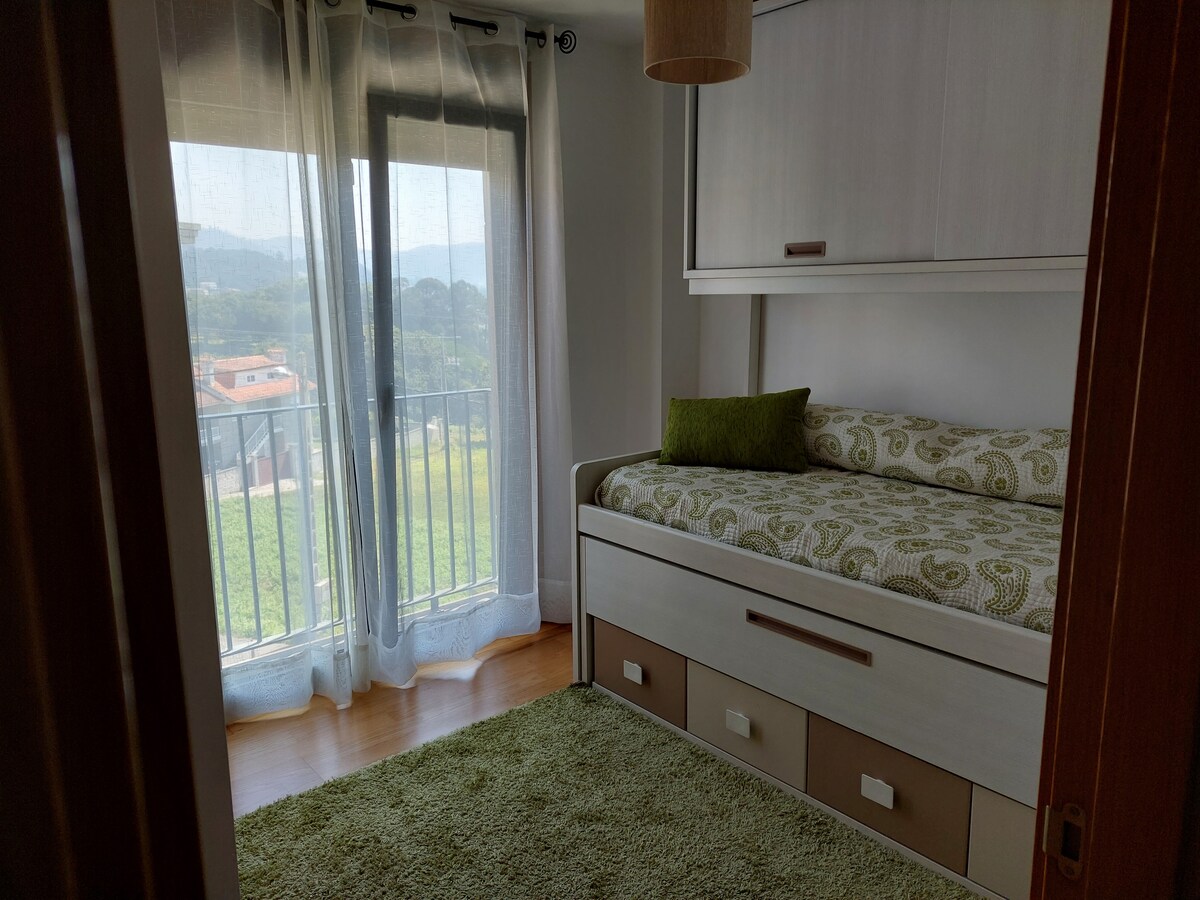 Dhomë me krevate me gjerësi 0'9 metra. Dollap me jastëkë dhe shtroja. Sirtarë me lodra për fëmijë. Dritare me hyrje në ballkonin minimal. 