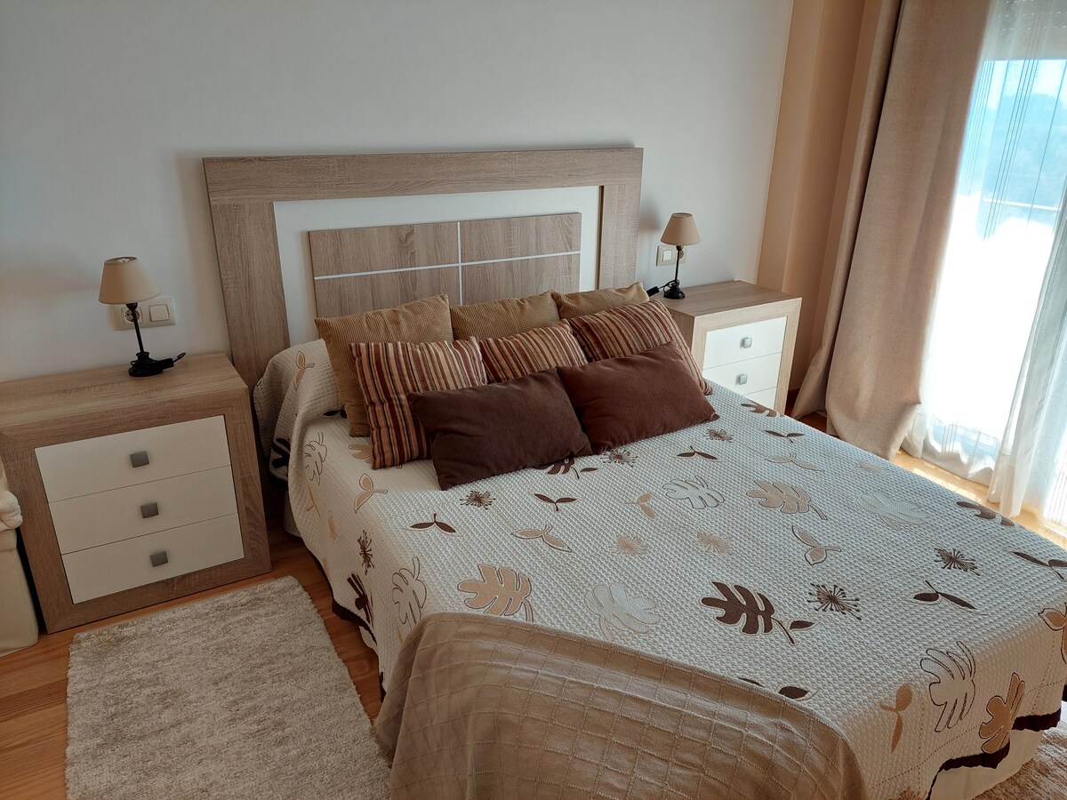 Dhomë me banjë brenda dhe krevat 1.5m. Fli 2 persona. Me një dritare në një mini ballkon me pamje nga pishina dhe lugina e bukur Valmiñor.