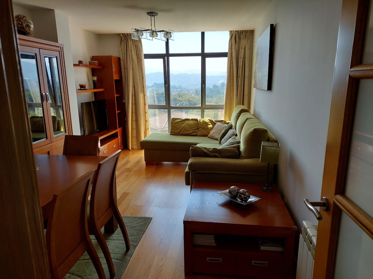 Dhomë ngrënieje 18 m2. Me një divan krevat 1'4 metra të gjerë (2 persona mund të flenë) dhe një mur perde me pamje nga pishina dhe lugina. Tavolinë ngrënieje prej druri dhe televizor 42 ".