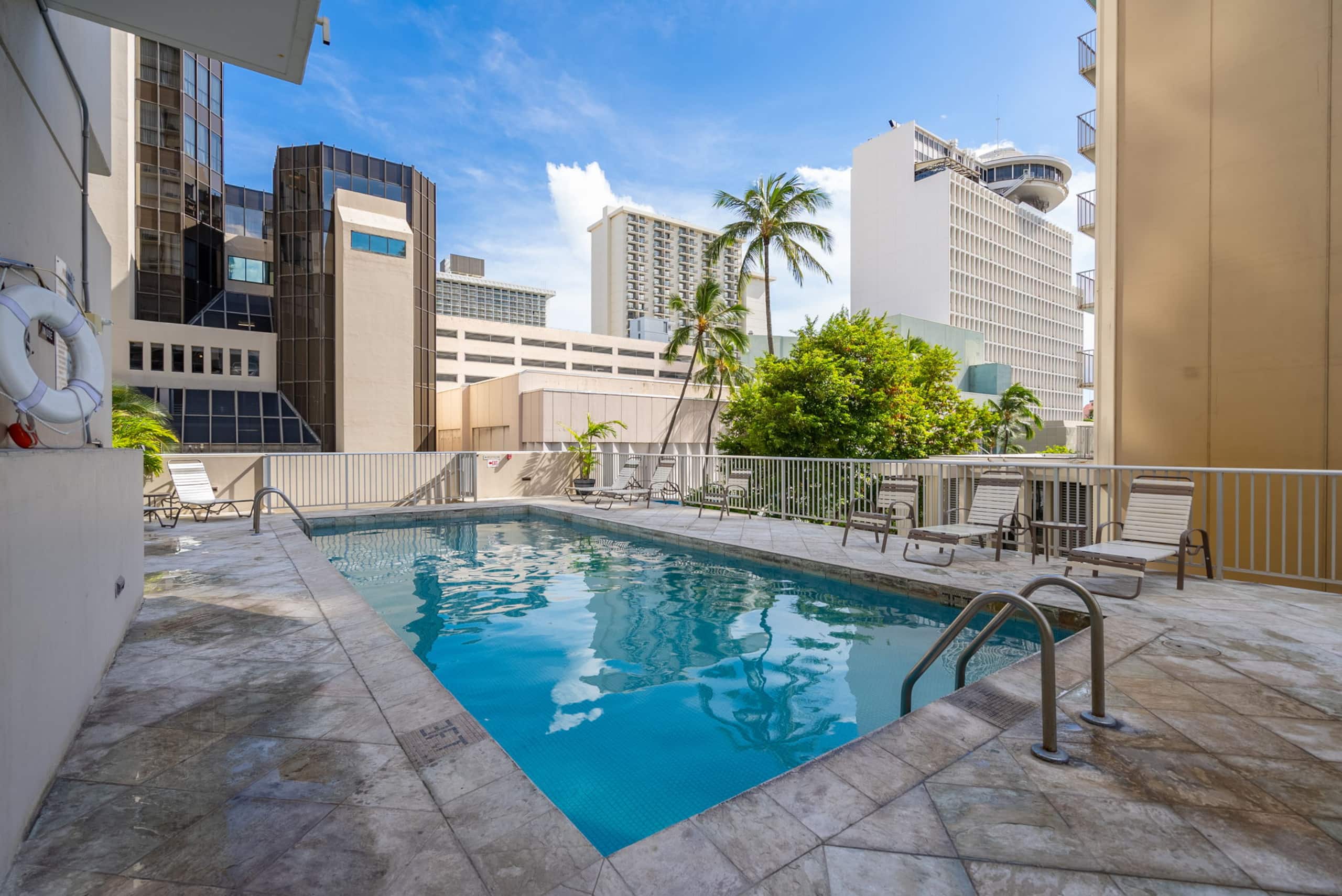 Condo in Honolulu · ★4.96 · Studio · 1 bed · 1 private bath - Image 32