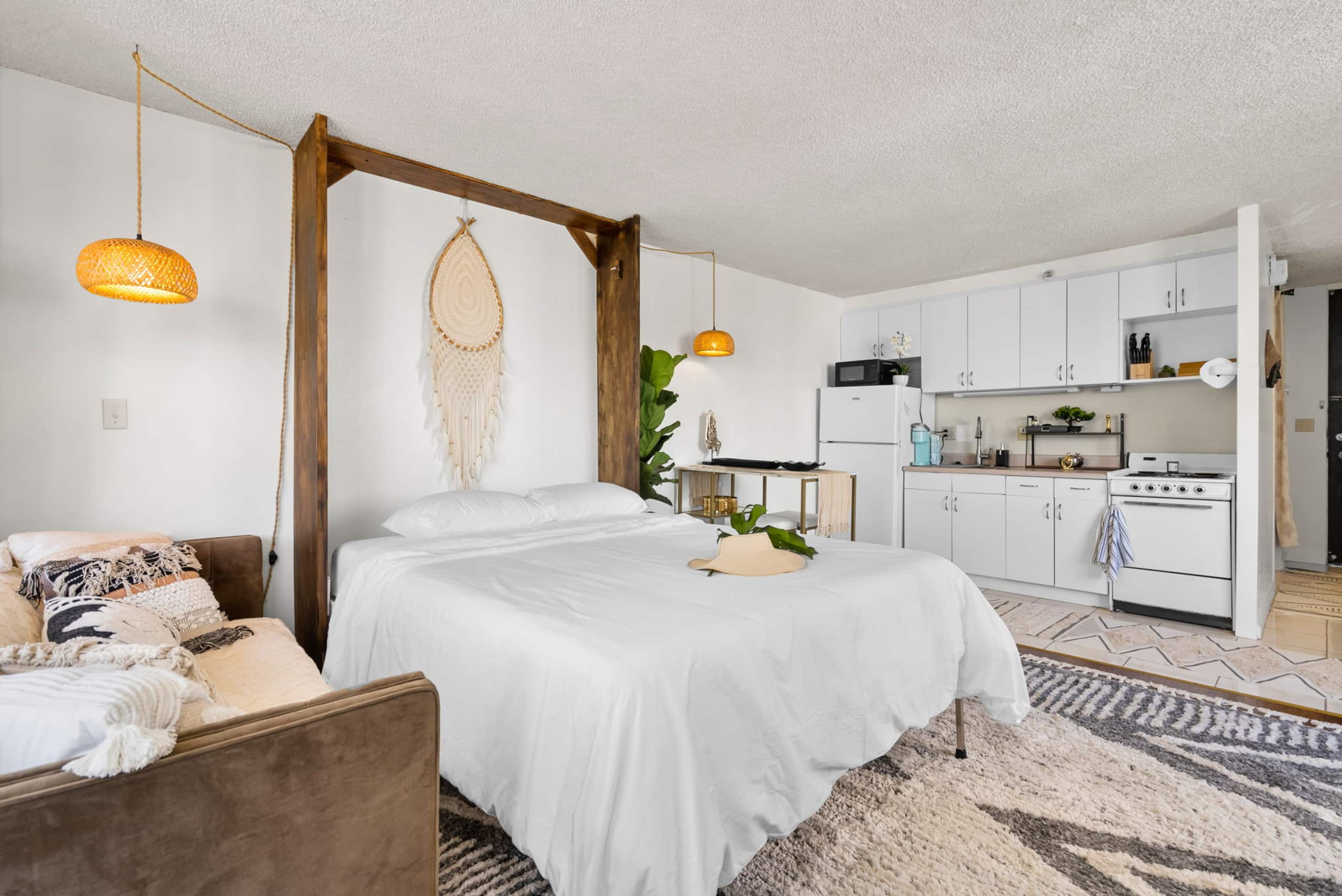 Condo in Honolulu · ★4.96 · Studio · 1 bed · 1 private bath - Image 2