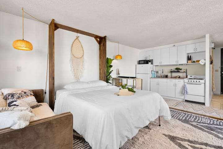 Bali Beach Luxury Condo + Free Parking - Kailua, HI